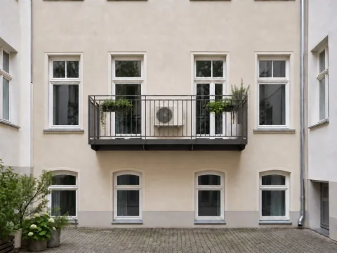 Dieselbe Fassade mit realistisch eingezeichnetem Außengerät