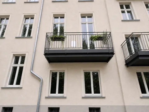 Untersicht aus dem Innenhof mit Papiermarkierung, ohne Außengerät