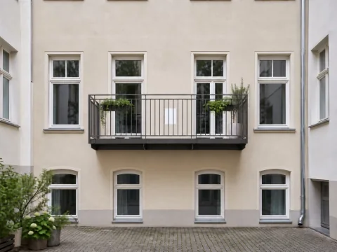 Fassade vor der Montage: Balkon mit Papiermarkierung, ohne Außengerät