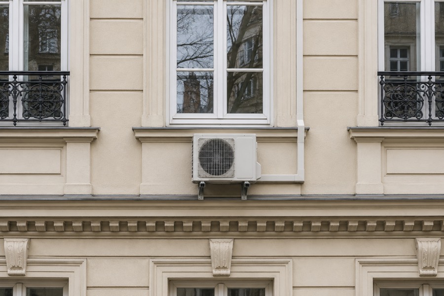 Außengerät an der Fassade eines Altbaus montiert