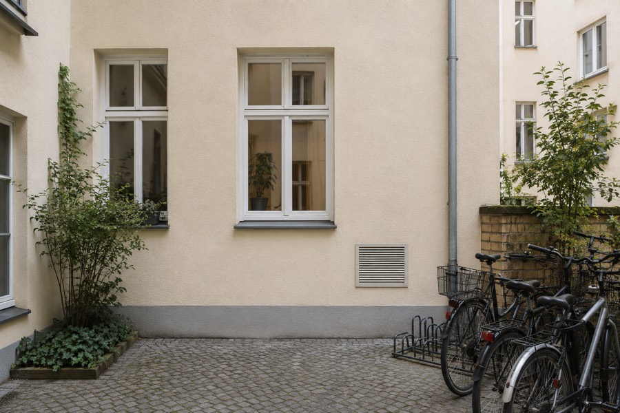 Fassade im Innenhof mit einem einzelnen Lüftungsgitter statt Außengerät